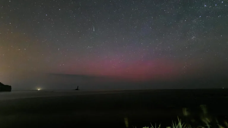 червоне полярне сяйво над Японією червоне небо Hokkaido aurora