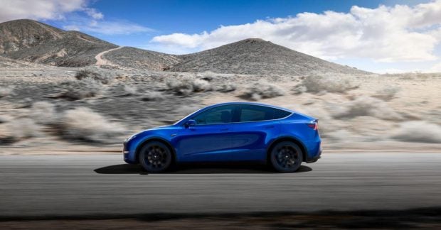 Tesla Model Y електромобіль на вулиці України