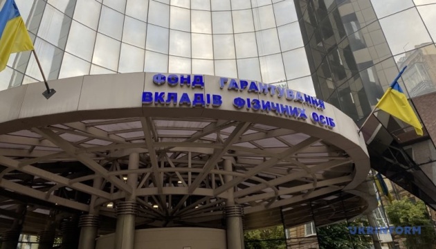 людина радіє зростанню заощаджень в банку графік зростання
