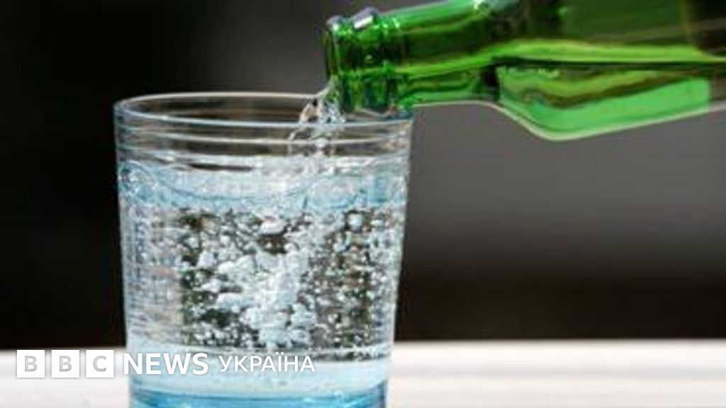 мінеральна вода в пляшці на столі здоров'я