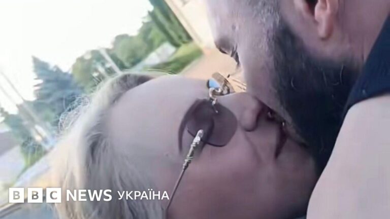 пара весілля залізничний вокзал Дніпро перон обійми кохання