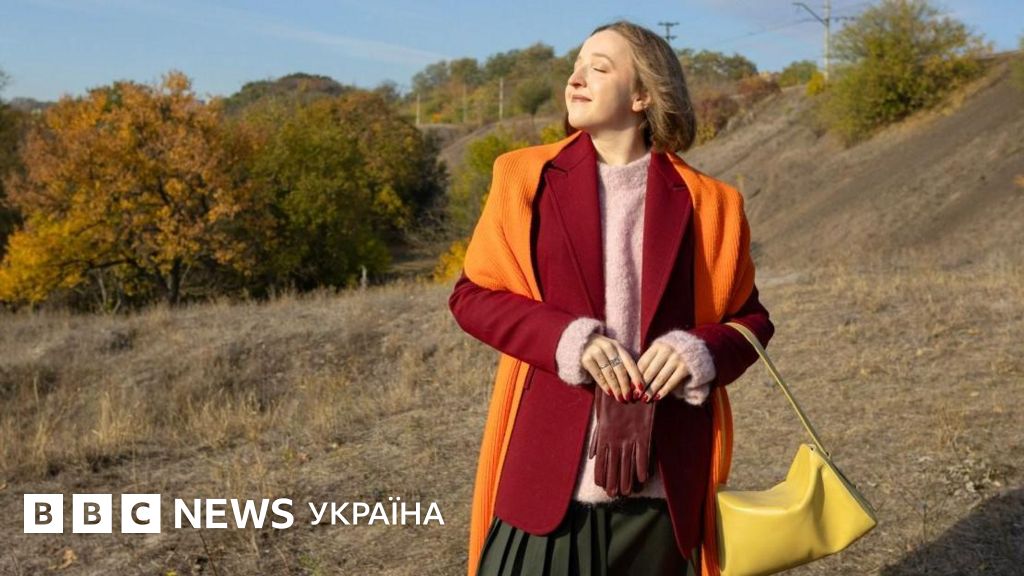 яскравий дофаміновий гардероб жінка стильний кольоровий образ