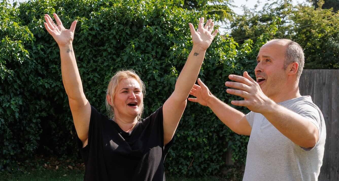жінка лотерейний виграш благодійність сусіди відпустка