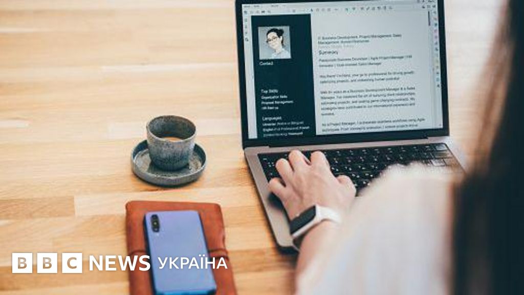 молодий фахівець отримує роботу радість успіх співбесіда офіс