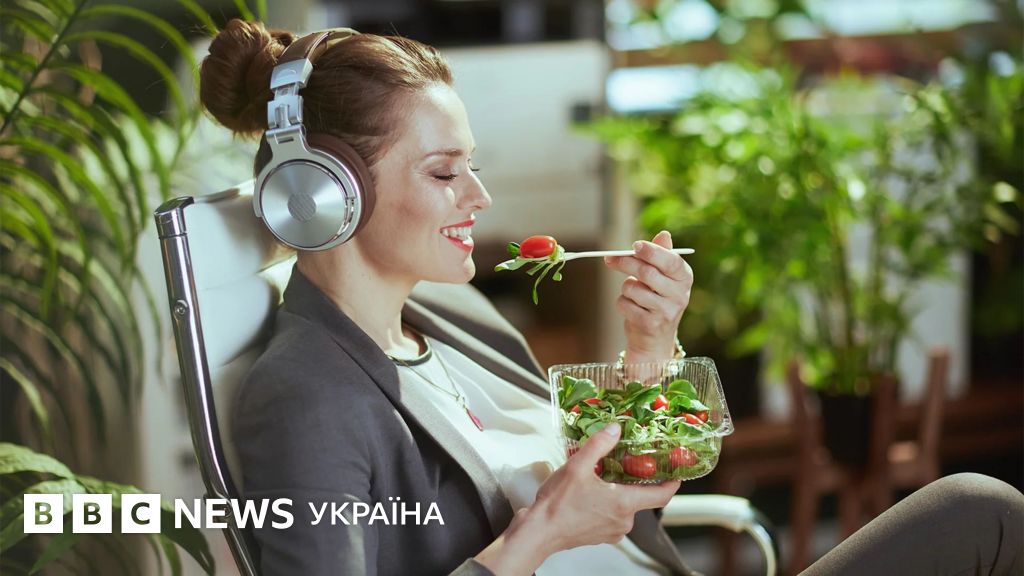 здорова їжа подача на тарілці яскравий салат важкі прибори