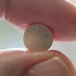 лікар консультує пацієнта з планшетом медичний кабінет